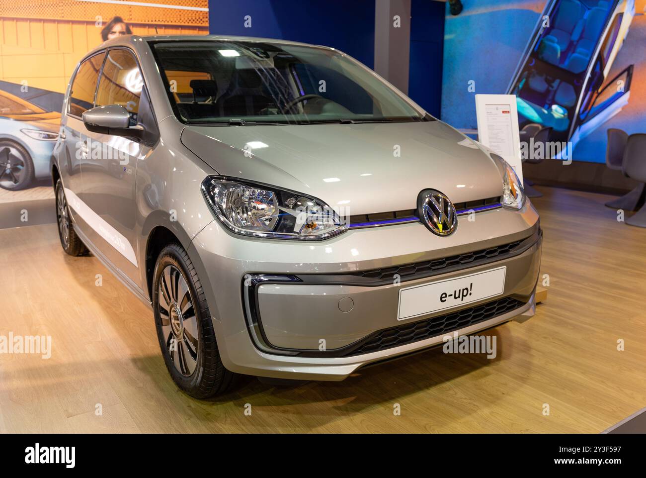 ATHEN, GRIECHENLAND - 15. NOVEMBER 2019: Volkswagen E-up! Auf der Aftokinisi Anytime 2019 Motor Show. Stockfoto