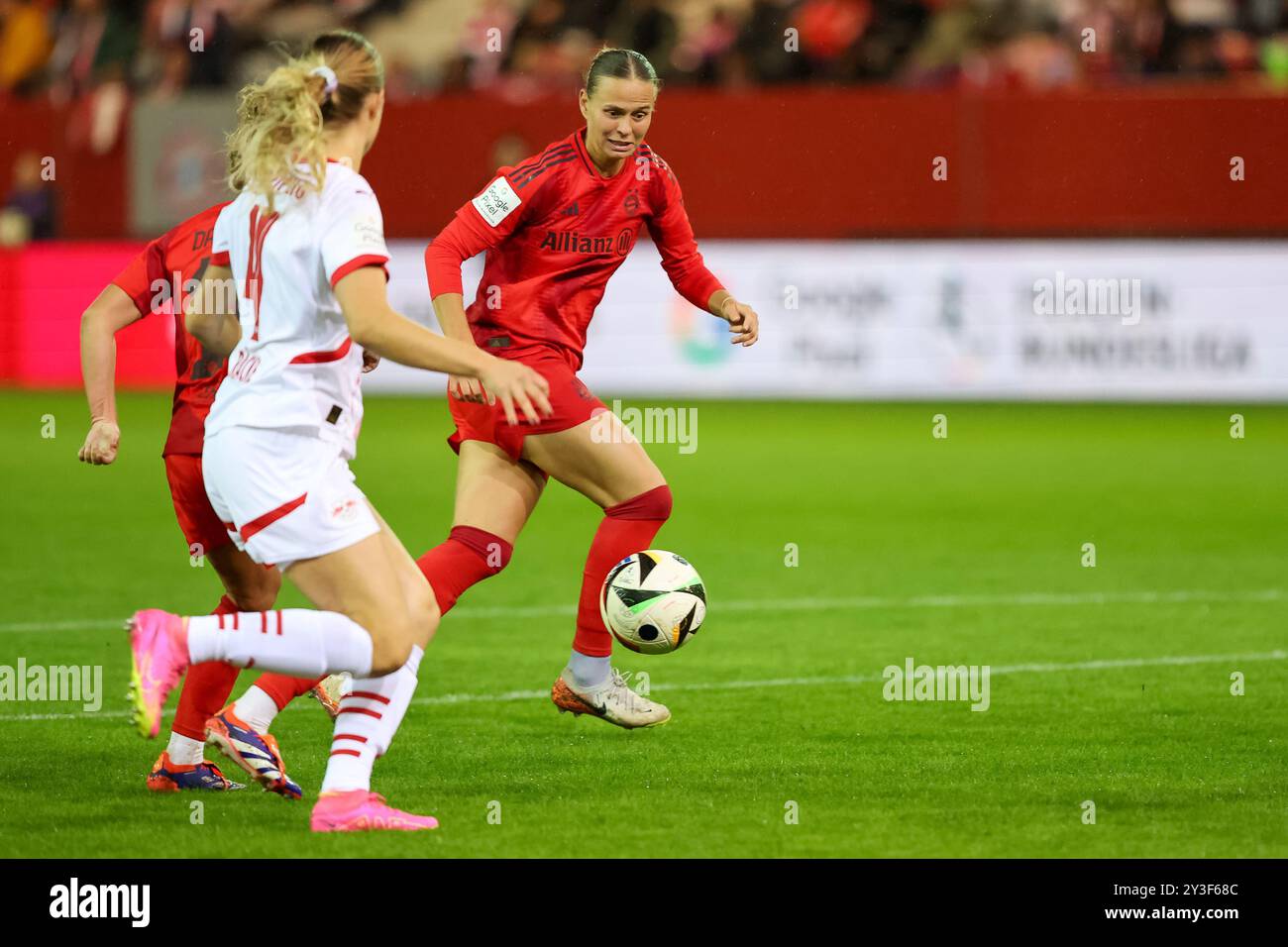 Klara Buehl (FC Bayern München, 17), FC Bayern München gegen RB Leipzig, Fussball, Google Pixel Frauen-Bundesliga, 2. Spieltag, Saison 2024/25, 13.09.2024, DFB-VORSCHRIFTEN VERBIETEN JEDE VERWENDUNG VON FOTOGRAFIEN ALS BILDSEQUENZEN, Foto: Eibner-Pressefoto/Jenni Maul Stockfoto