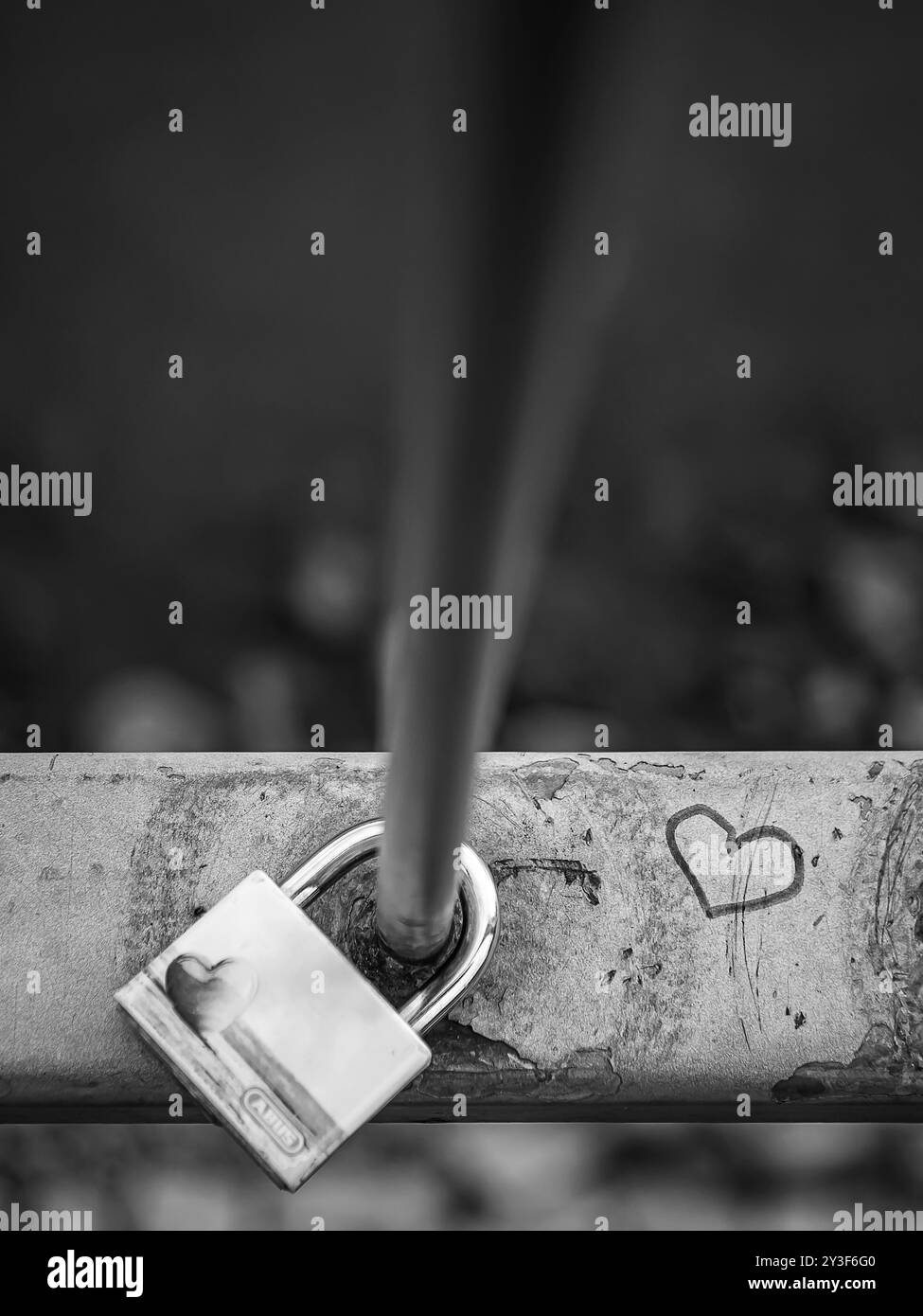 Ein Vorhängeschloss hängt als Zeichen der Liebe an der Donau in Bratislava Stockfoto