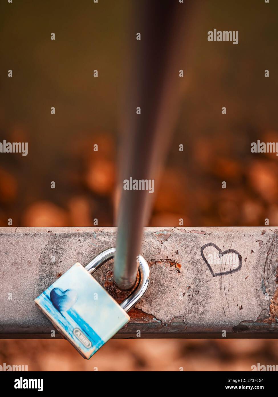 Ein Vorhängeschloss hängt als Zeichen der Liebe an der Donau in Bratislava Stockfoto