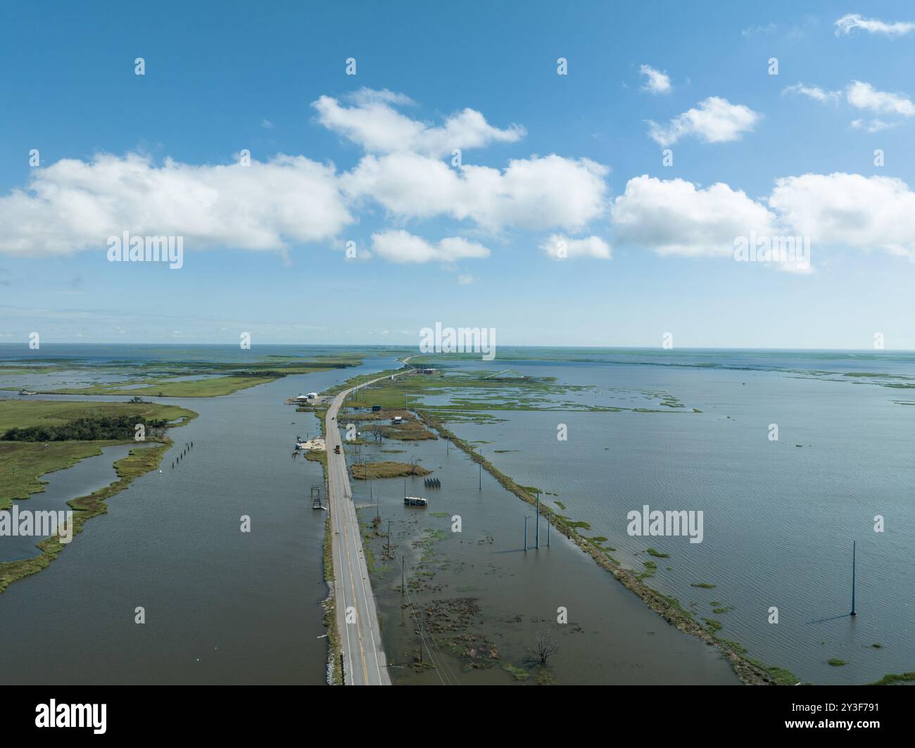 Luftaufnahme des überfluteten Highways durch Leeville, Louisiana, nach der Zerstörung des Hurrikans Francine. Stockfoto