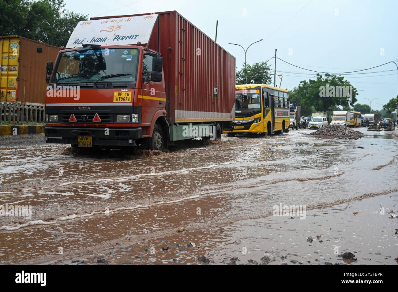 Noida, Indien. September 2024. GREATER NOIDA, INDIEN – 13. SEPTEMBER: Aufgrund von Regen haben sich mehrere Tage lang große Schlaglöcher auf der Kulesara Road gebildet, ein schwerer Unfall kann jederzeit passieren, am 13. September 2024 in Greater Noida, Indien. Das indische Meteorologische Department (IMD) hat einen „orangefarbenen“ Alarm ausgegeben, der darauf hinweist, dass der Modus „bereit sein“ ist, da extrem schlechtes Wetter vorhergesagt wird. (Foto: Sunil Ghosh/Hindustan Times/SIPA USA) Credit: SIPA USA/Alamy Live News Stockfoto