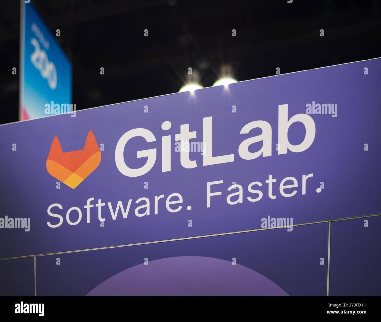 LOS ANGELES, CA - 22. Mai 2024: GitLab Logo auf GitLab Stand auf dem AWS Summit im Los Angeles Convention Center Stockfoto