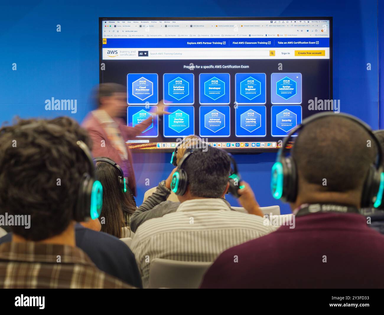 LOS ANGELES, CA - 22. Mai 2024: Menschen in Publikum sehen sich die Präsentation auf dem Großbildschirm bei Amazon Web Services AWS an. Die Schulung und Zertifizierungsprüfung funktioniert Stockfoto