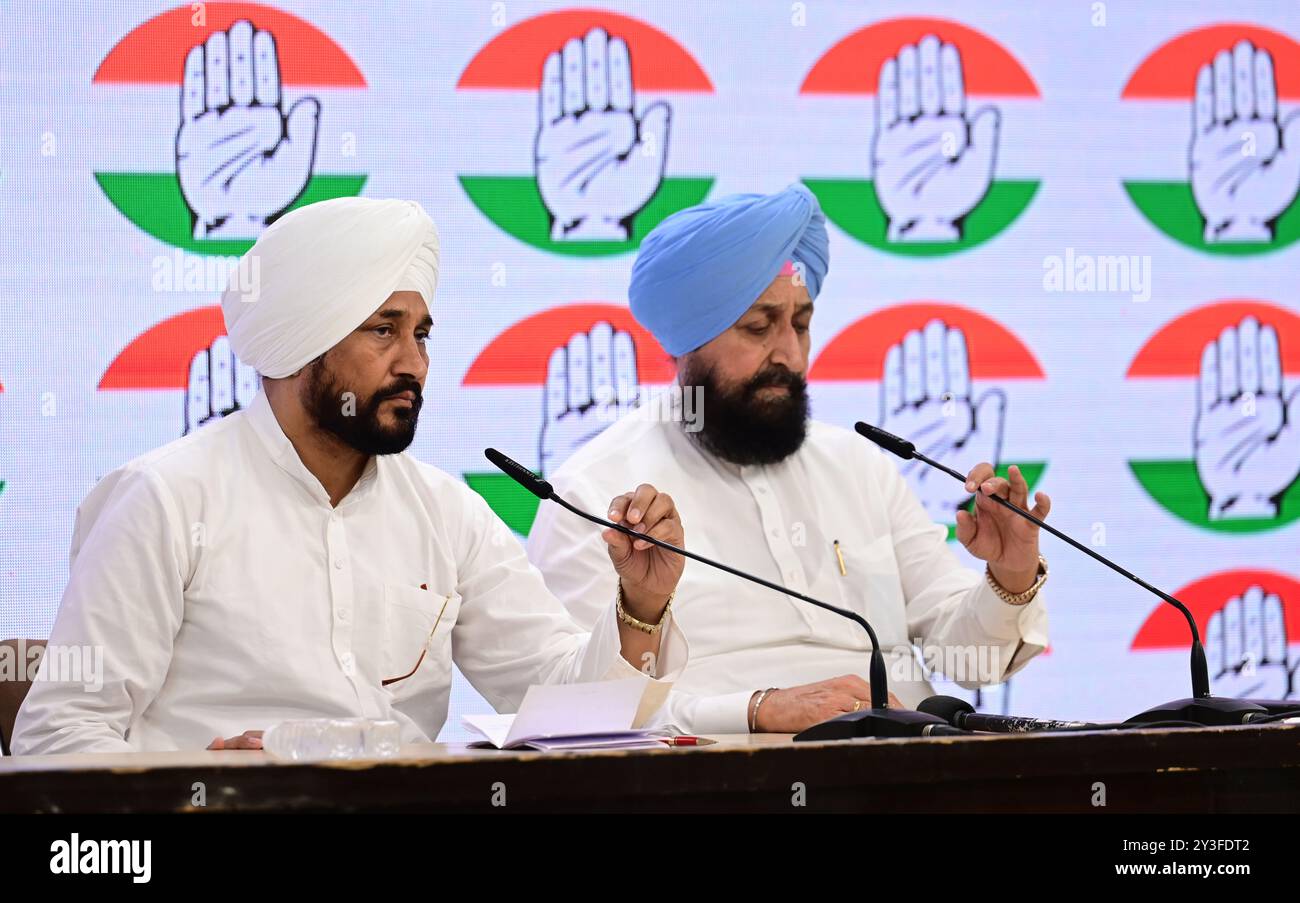 Neu-Delhi, Indien. September 2024. NEW DELHI, INDIEN - 13. SEPTEMBER: Der Kongressabgeordnete Lok Sabha und ehemaliger Premierminister von Punjab, Charanjit Singh Channi, zusammen mit Partap Singh Bajwa, CLP-Führer und Oppositionsführer in Punjab, berichtet Medien über Rahul Gandhi-Erklärung in den Vereinigten Staaten am 13. September 2024 in New Delhi, Indien. (Foto: Vipin Kumar/Hindustan Times/SIPA USA) Credit: SIPA USA/Alamy Live News Stockfoto