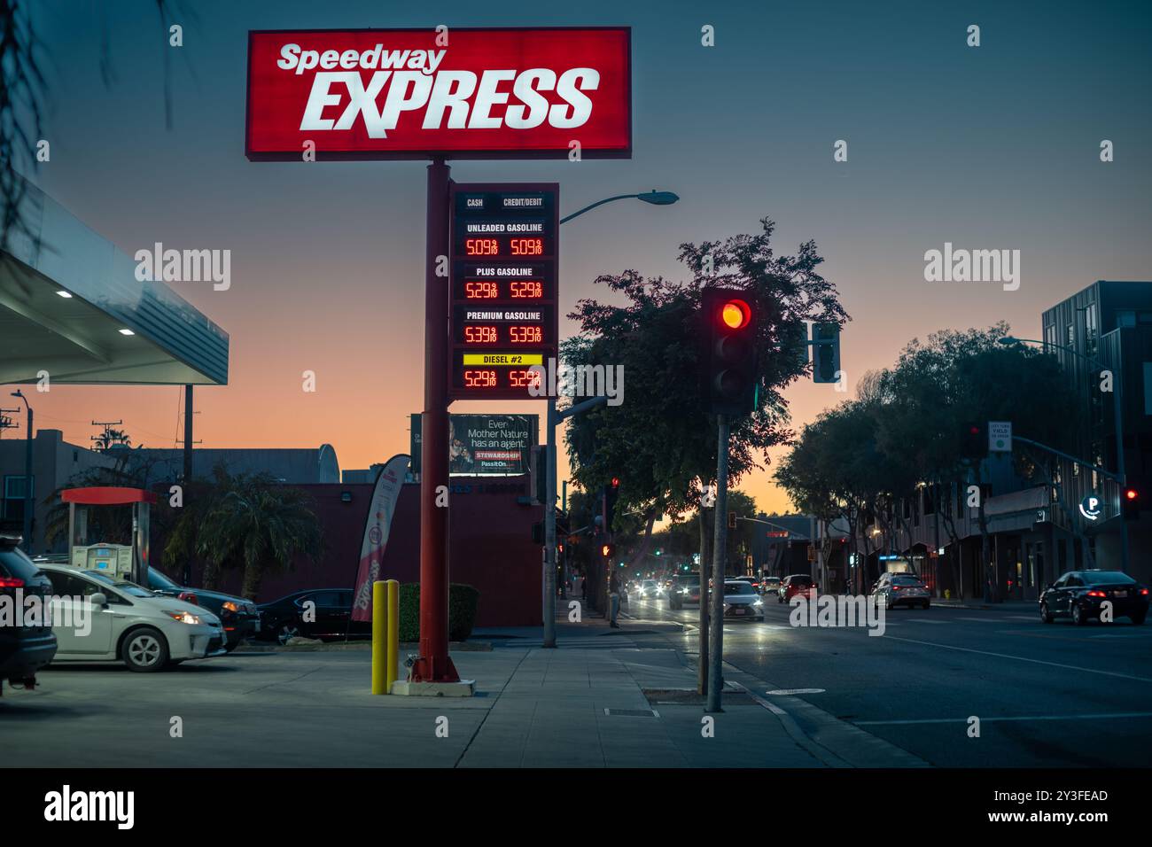 LOS ANGELES - 9. April 2024: Hohe Gaspreise im Freien an der Speedway Express Tankstelle am Santa Monica Blvd in West Hollywood, CA. Stockfoto