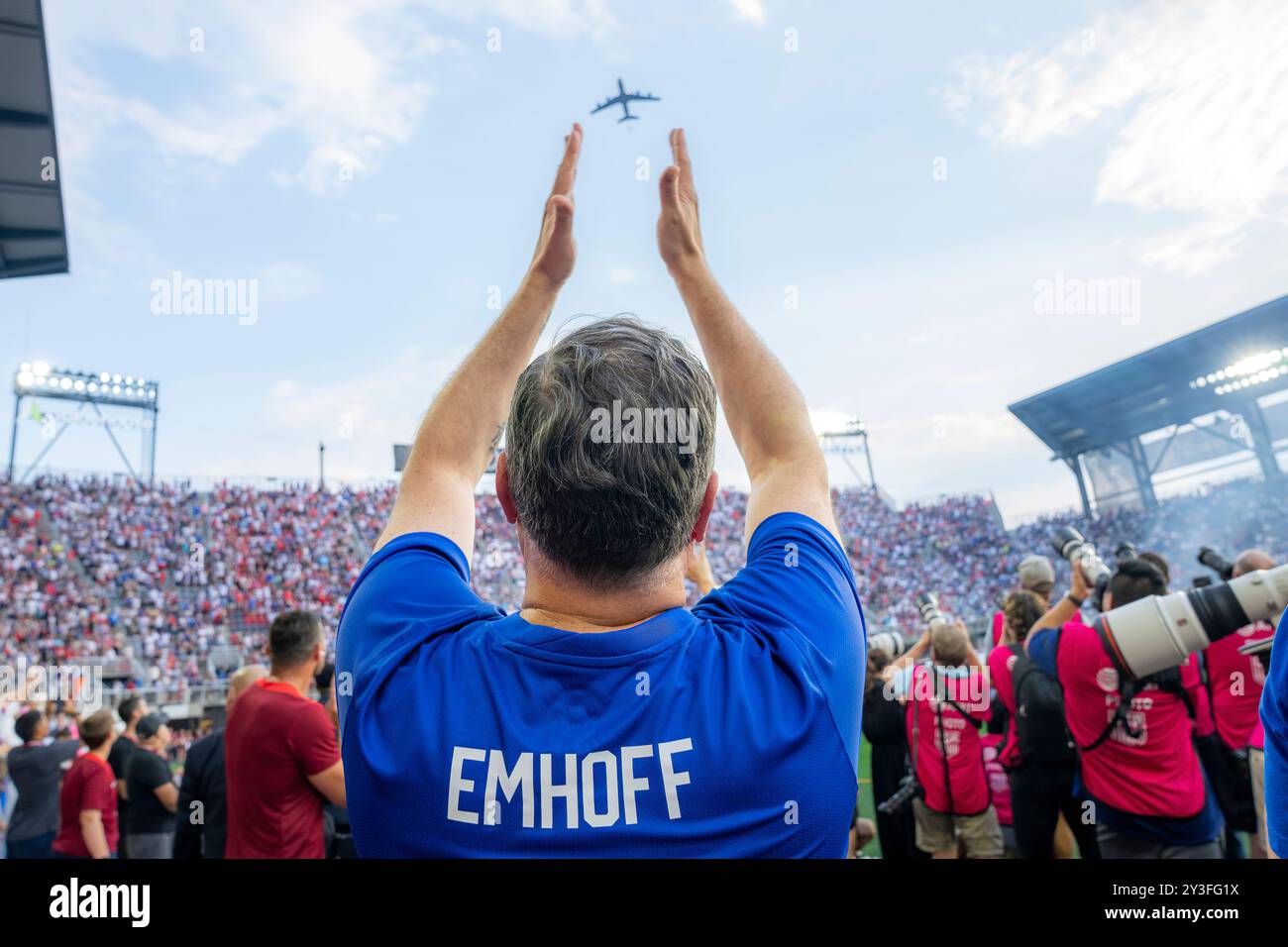 Der zweite Herr Doug Emhoff nimmt an der Vorspielzeremonie Teil und macht den Münzwurf beim Frauenfußballspiel USA gegen Costa Rica am Dienstag, 16. Juli 2024, im Audi Stadium in Washington, D.C. (Offizielles Foto des Weißen Hauses von Katie Ricks) Stockfoto