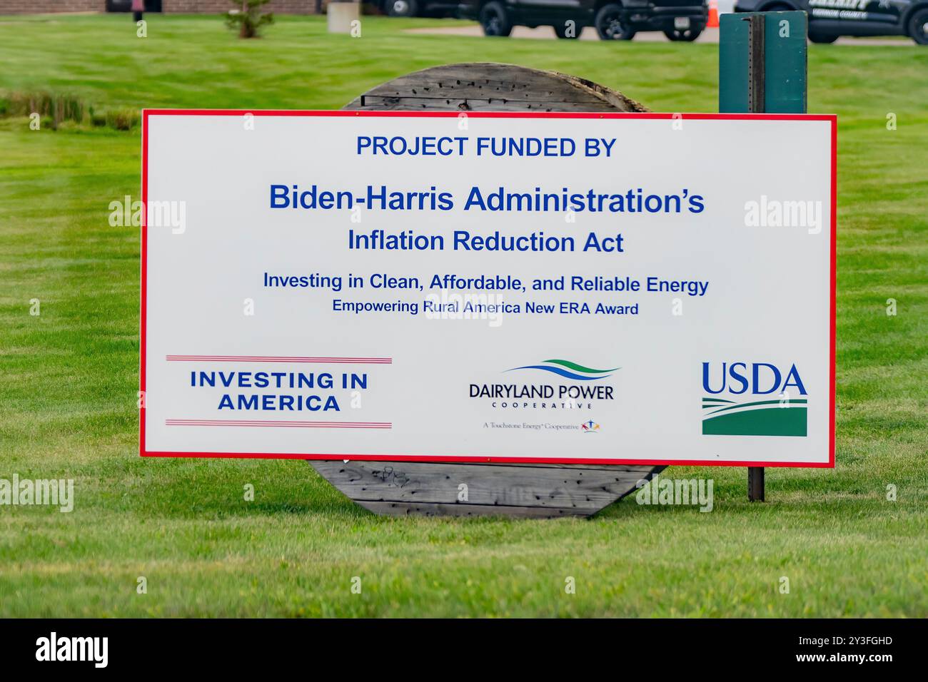 Präsident Joe Biden verlässt die Landezone im Westby Business Park in Westby, Wisconsin, Donnerstag, 5. September 2024, auf dem Weg zur Vernon Electric Cooperative. (Offizielles Foto des Weißen Hauses von Adam Schultz) Stockfoto