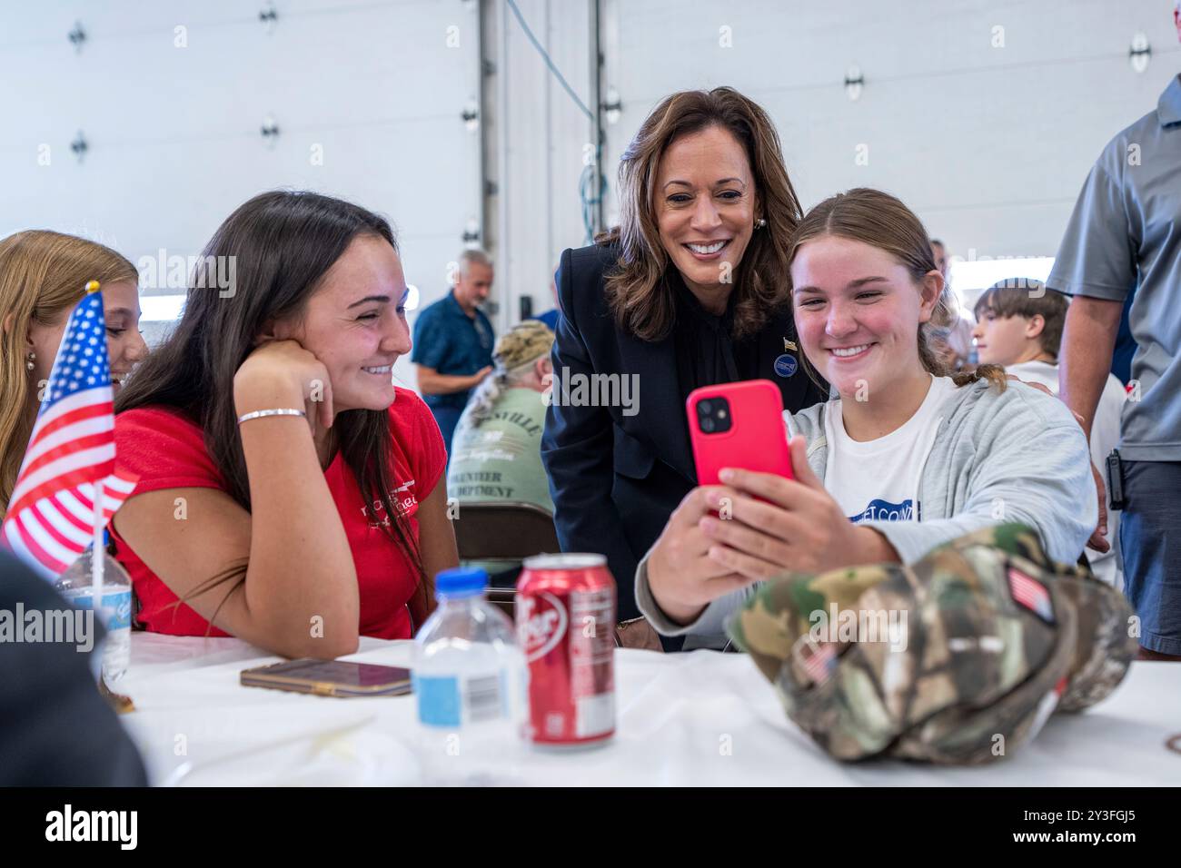 Präsident Joe Biden und Vizepräsidentin Kamala Harris besuchen die Freiwillige Feuerwehr Shanksville am 23. Jahrestag der Terroranschläge 9-11 am Mittwoch, den 11. September 2024, in Shanksville. Pennsylvania. (Offizielles Foto des Weißen Hauses von Lawrence Jackson) Stockfoto