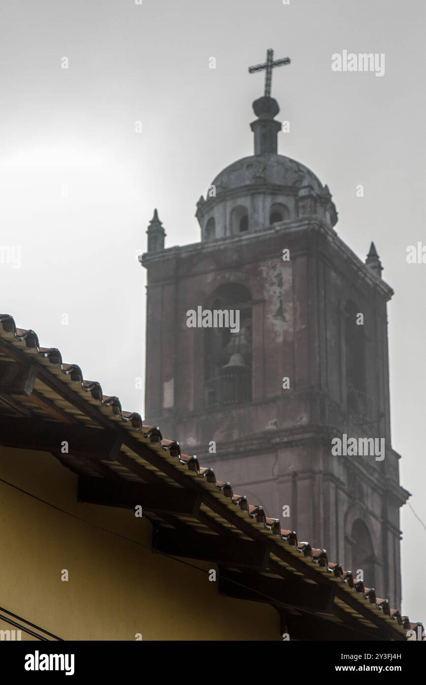 Der Glockenturm einer alten Kirche in Tlatlauquitepec, Puebla, Mexiko. Stockfoto