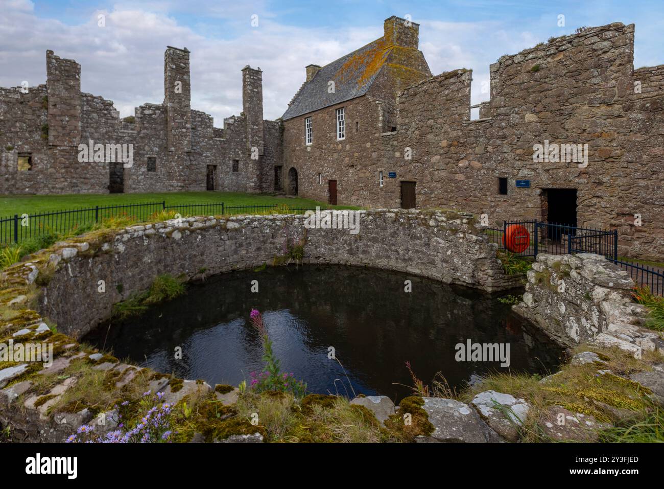 Dunnottar Castle, eine historische Festung auf den Klippen von Aberdeenshire, Schottland, in der Nähe von Stonehaven. Stockfoto