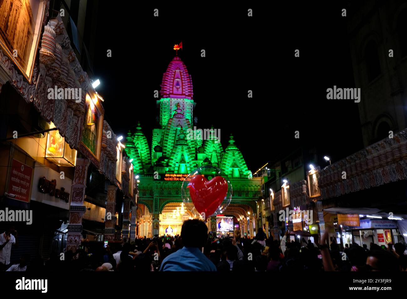 13. September 2024, Pune, Maharashtra, Indien, Eine riesige Menschenmenge versammelt sich, um die große Nachbildung des Himachal Jatoli Shiva Tempels zu erleben, die von den Dagdusheth geschaffen wurde Stockfoto