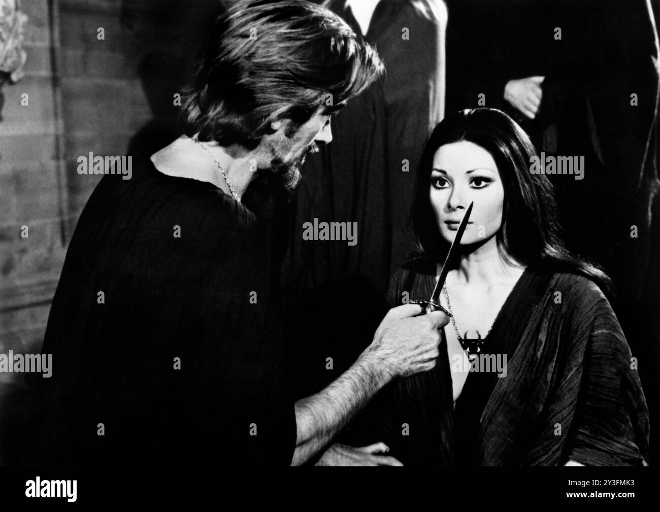 Julian Ugarte, Edwige Fenech, am Set des italienischen Films „All the Colors of the Dark“, Originaltitel: „Tutti i colori del buio“, alias „They’re Coming to Get You“, „Day of the Maniac“, Variety Distribution, 1972 Stockfoto