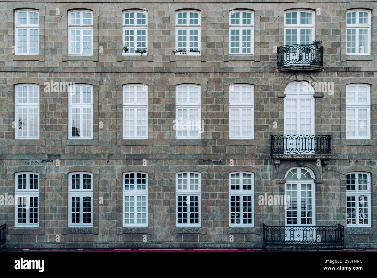 Französischer Gebäudewand im Außenhintergrund Stockfoto