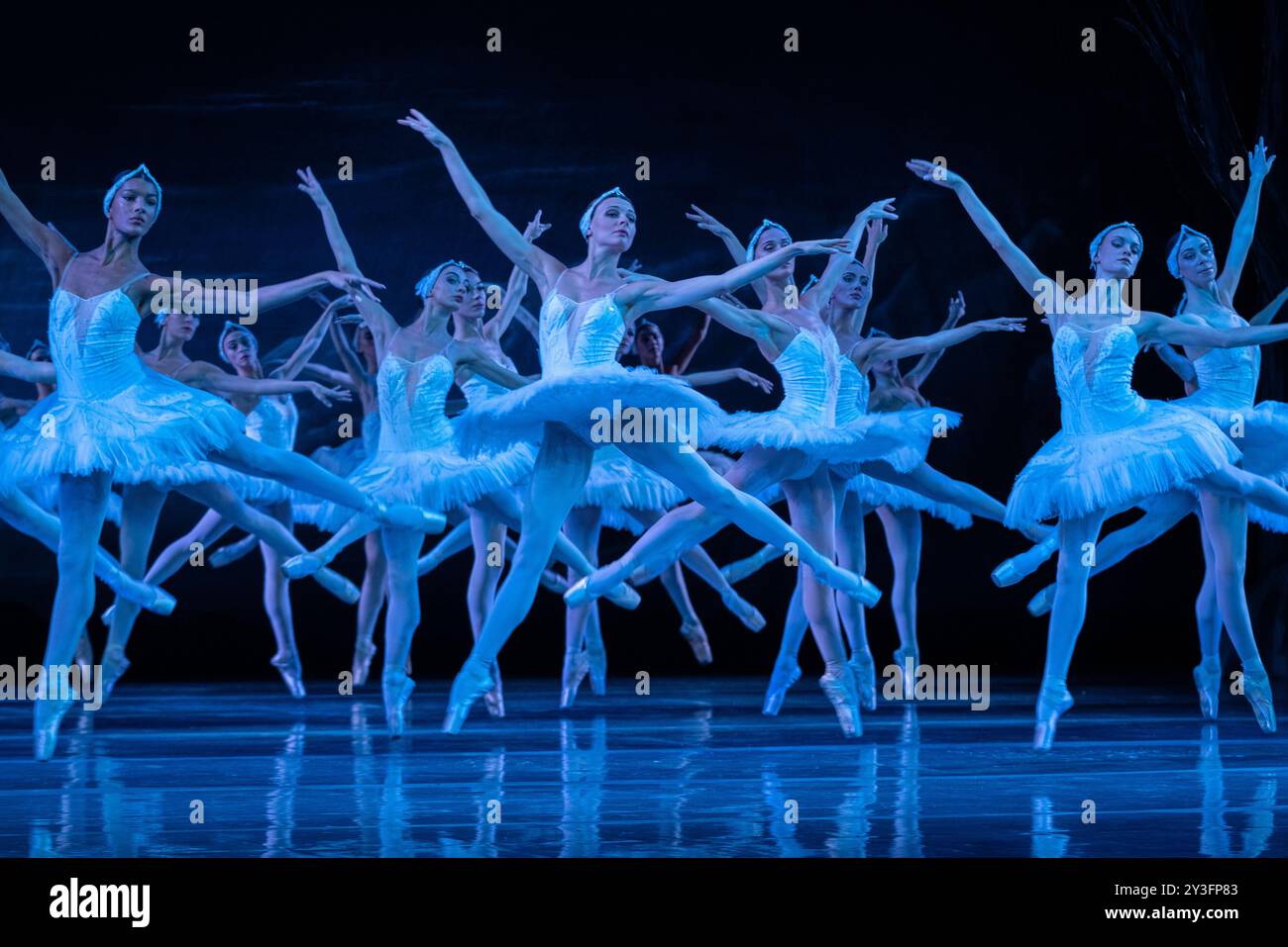 Das State Ballet of Georgia spielt eine aufwendige Inszenierung des Schwanensees im London Coliseum Stockfoto