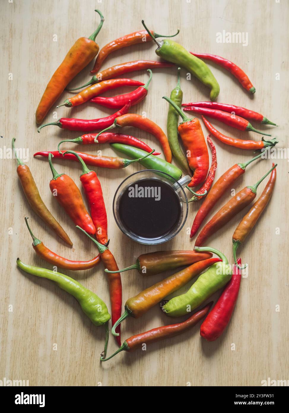 Vintage-Kaffee und farbenfrohe Chili-Paprika auf Holztisch Stockfoto