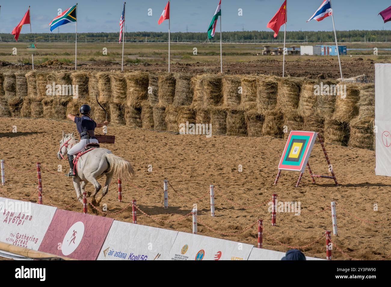 Der französische Bogenschütze bei den World Nomad Games in Astana Kasachstan nimmt an der Zhamby ATU Teil, einem traditionellen Wettkampf im Bogenschießen. Stockfoto