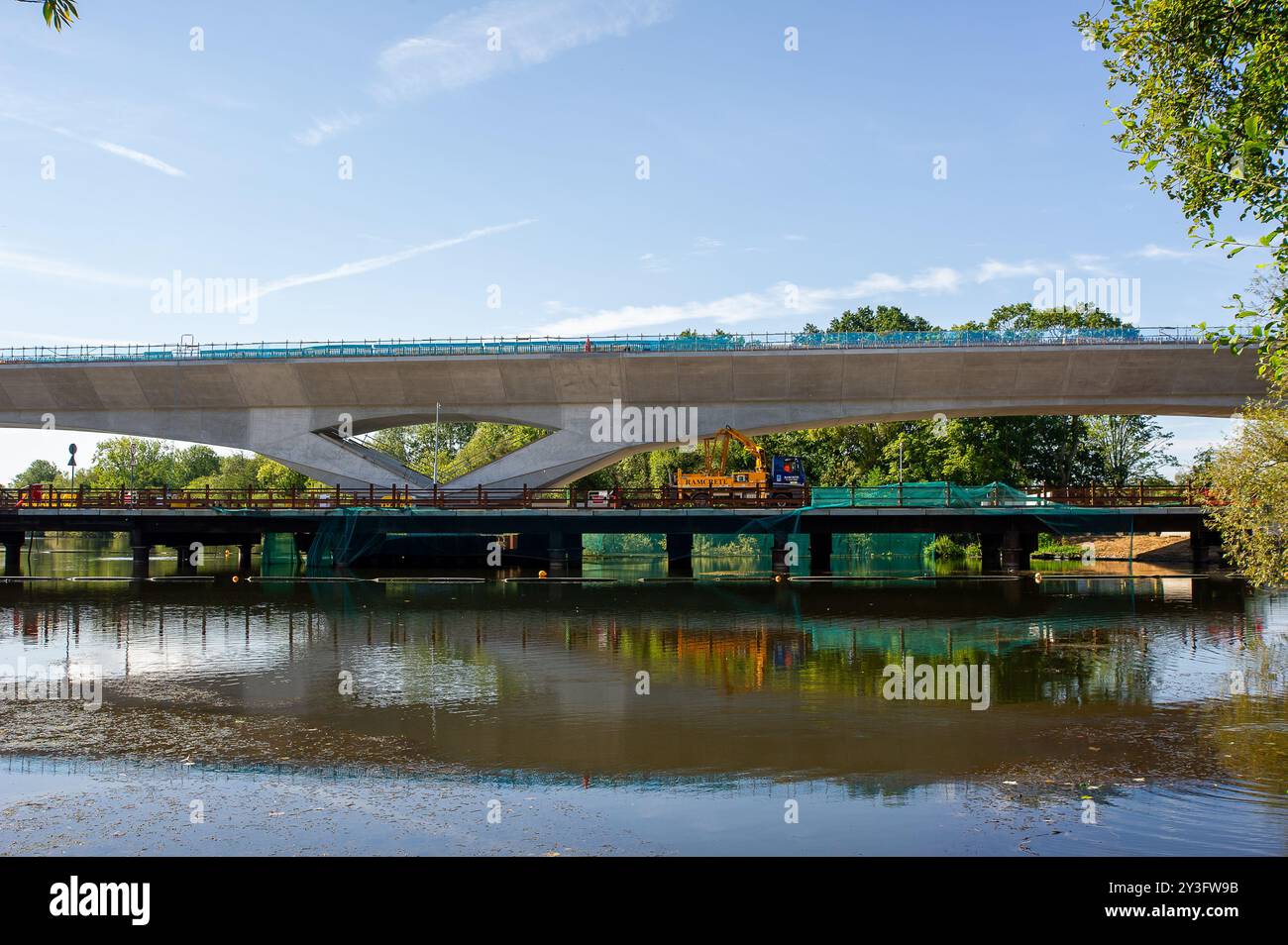 Harefield, Großbritannien. September 2024. Das HS2 High Speed Rail Colne Valley Viaduct in Harefield. Das letzte Decksegment wurde letzte Woche installiert. Das Colne Valley Viaduct erstreckt sich über mehr als 3,4 km über eine Reihe von Seen und Wasserstraßen zwischen Hillingdon und der M25 am nordwestlichen Stadtrand von London. Sie ist die längste Eisenbahnbrücke Großbritanniens und fast einen Kilometer länger als die Forth Bridge in Schottland. BBC One's Panorama, HS2: The Railway With With With With Wate Milliarden, wird am Montag, den 16. September, um 20:00 Uhr ausgestrahlt. Quelle: Maureen McLean/Alamy Live News Stockfoto