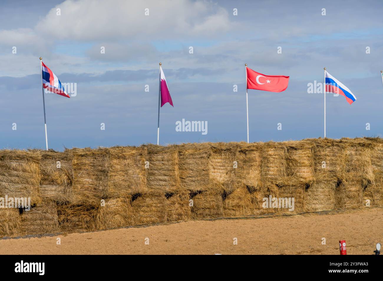 Die Flaggen Thailands, Katars, der Türkei und Russlands beim World Nomad Games Competition in Astana, der Hauptstadt der Republik Kasachstan. Stockfoto