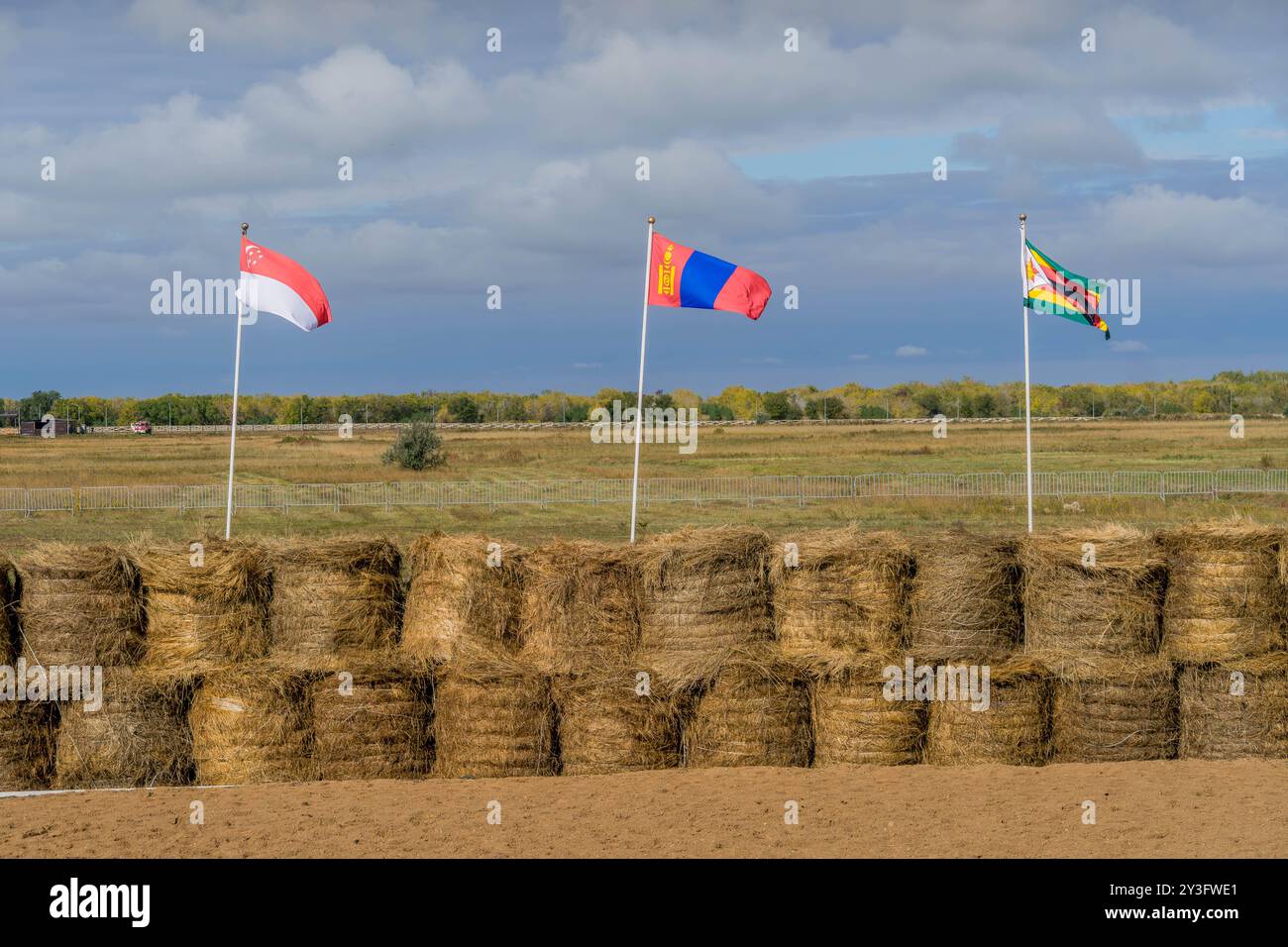 Die Flaggen Indonesiens, der Mongolei und Simbabwes beim World Nomad Games Competition in Astana, der Hauptstadt der Republik Kasachstan. Stockfoto