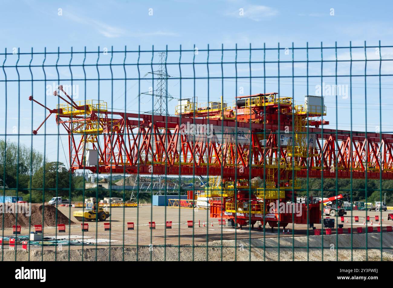 Harefield, Großbritannien. September 2024. Dominique, der HS2-Trägerträger, der die Betonsegmente des Colne Valley Viaduct in Harefield in Position gebracht hat. Das letzte Decksegment wurde letzte Woche installiert. Das Colne Valley Viaduct erstreckt sich über mehr als 3,4 km über eine Reihe von Seen und Wasserstraßen zwischen Hillingdon und der M25 am nordwestlichen Stadtrand von London. Sie ist die längste Eisenbahnbrücke Großbritanniens und fast einen Kilometer länger als die Forth Bridge in Schottland. BBC One's Panorama, HS2: The Railway With With With With Wate Milliarden, wird am Montag, den 16. September, um 20:00 Uhr ausgestrahlt. Credi Stockfoto