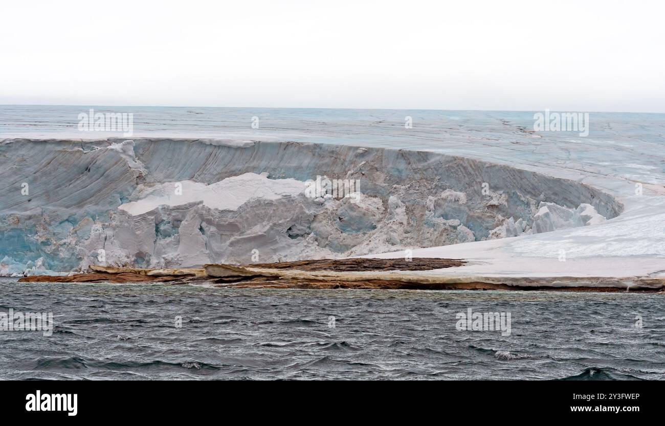 Eiskämme auf einem riesigen Küstengletscher auf Besselsbreen auf den Svalbard-Inseln Stockfoto