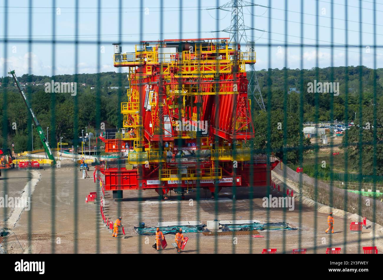 Harefield, Großbritannien. September 2024. Dominique, der HS2-Trägerträger, der die Betonsegmente des Colne Valley Viaduct in Harefield in Position gebracht hat. Das letzte Decksegment wurde letzte Woche installiert. Das Colne Valley Viaduct erstreckt sich über mehr als 3,4 km über eine Reihe von Seen und Wasserstraßen zwischen Hillingdon und der M25 am nordwestlichen Stadtrand von London. Sie ist die längste Eisenbahnbrücke Großbritanniens und fast einen Kilometer länger als die Forth Bridge in Schottland. BBC One's Panorama, HS2: The Railway With With With With Wate Milliarden, wird am Montag, den 16. September, um 20:00 Uhr ausgestrahlt. Credi Stockfoto