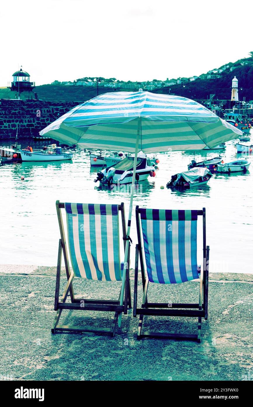 Liegestühle am Hafen von St Ives Cornwall UK Stockfoto