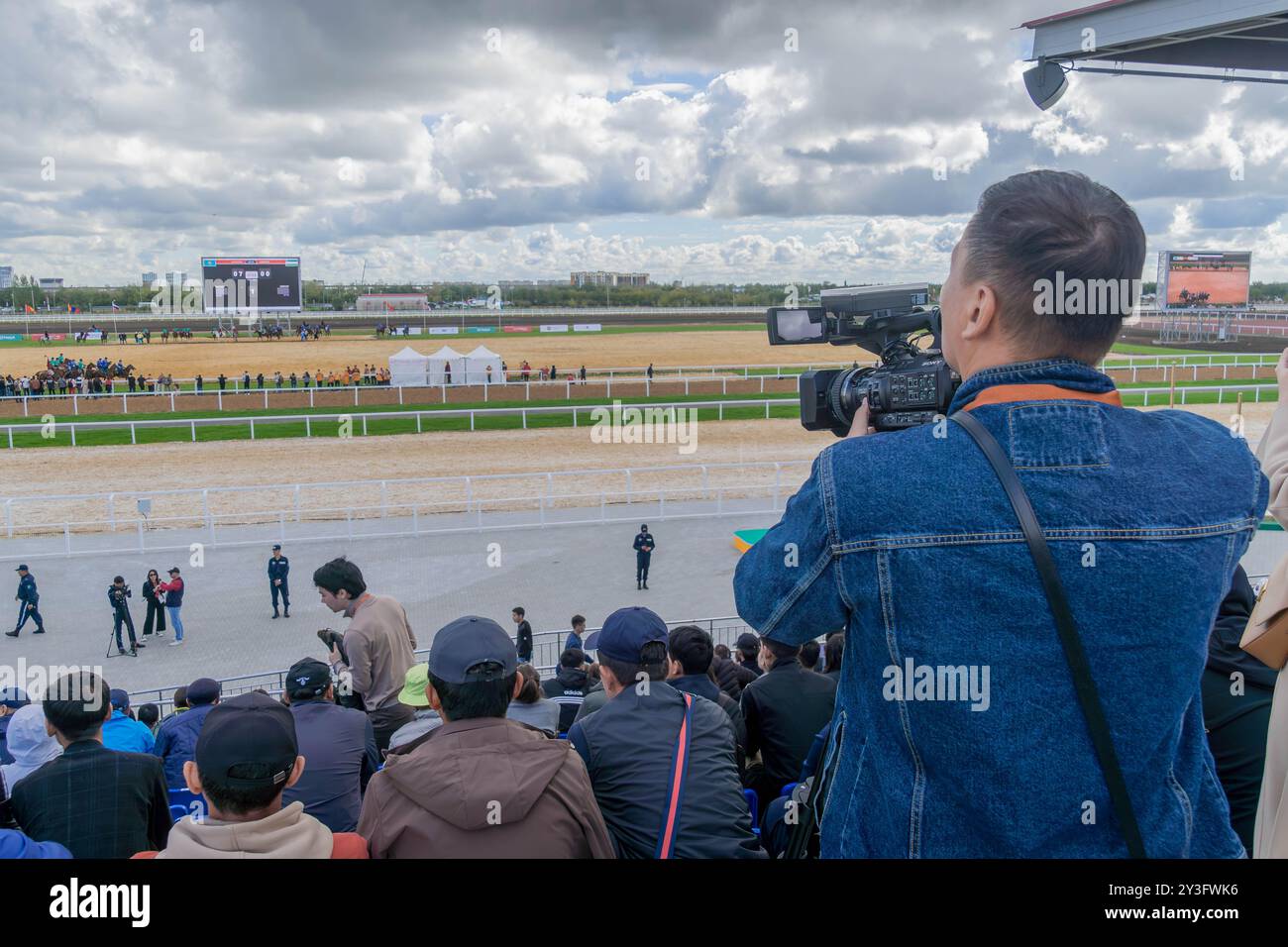 Der Medienjournalist filmte das Kokpar (kok boru)-Spiel während der Berichterstattung von World Nomad Games, einem Sportereignis in Astana, Kasachstan. Stockfoto