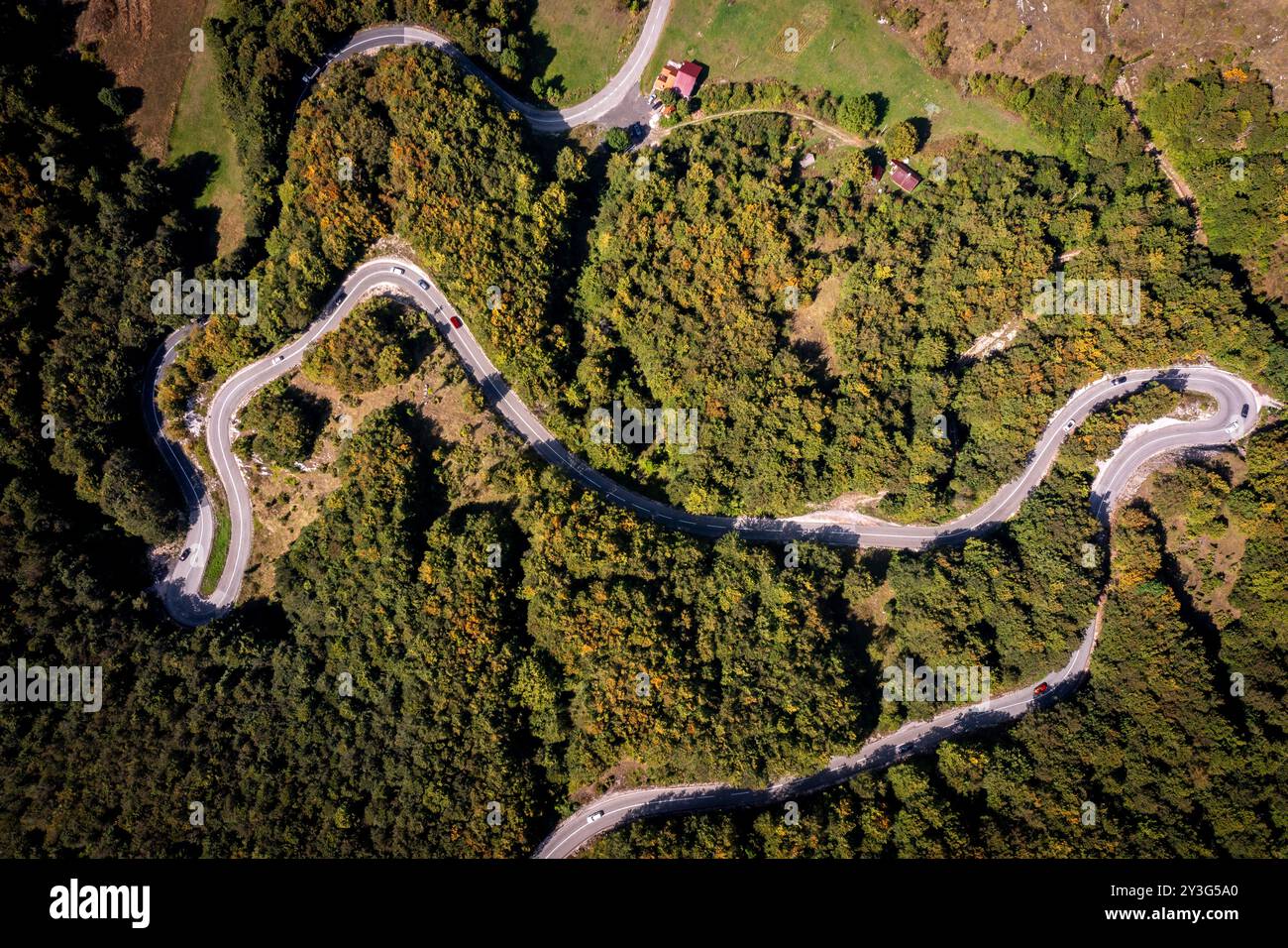 Der Blick aus der Luft auf die Serpentinenstraße im Durmitor National Park Stockfoto