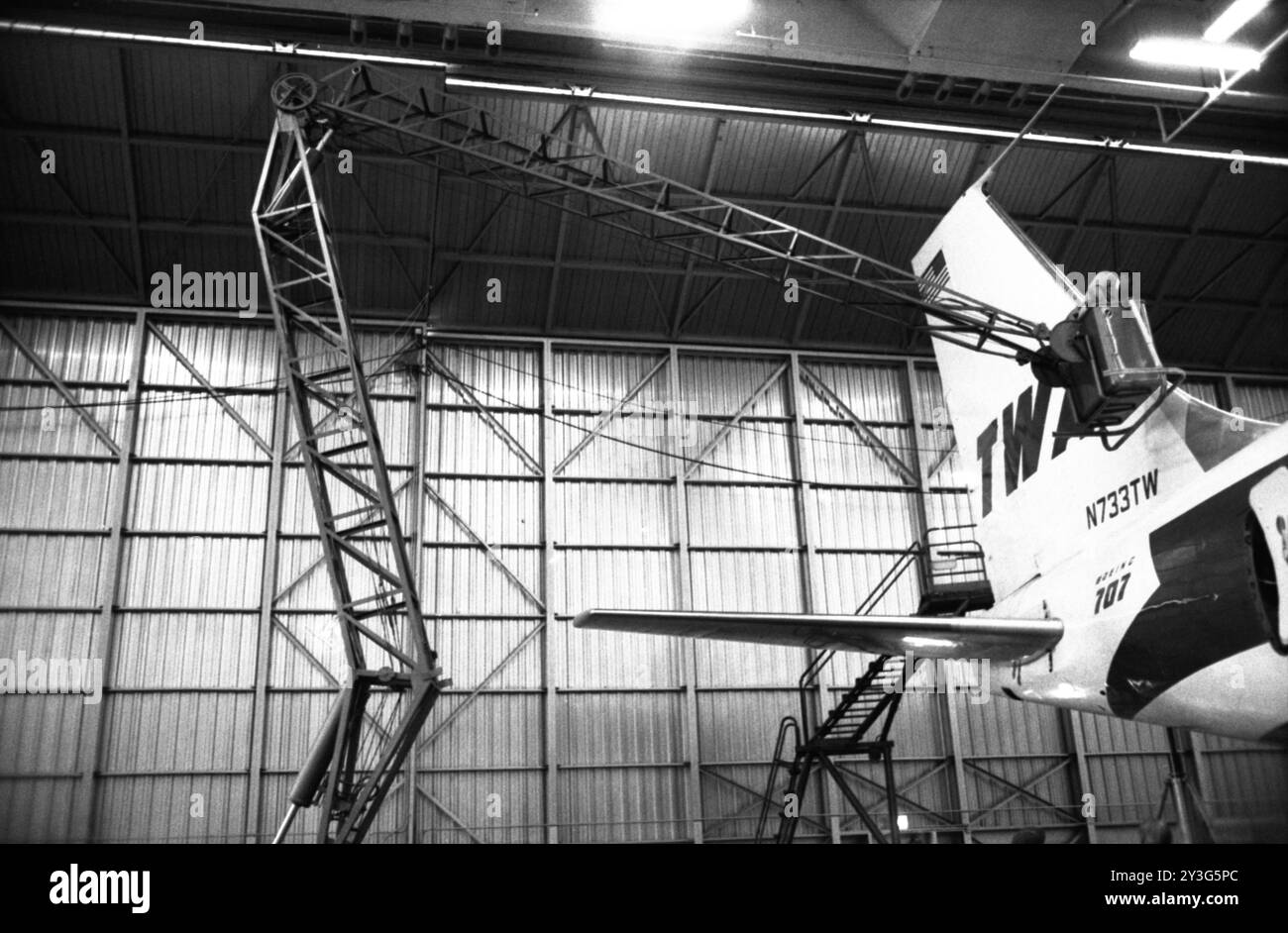 Ein Arbeiter arbeitet am 28. April 1959 in einem Flugzeug der Trans World Airlines Boeing 707 am Flughafen Idlewild. Stockfoto