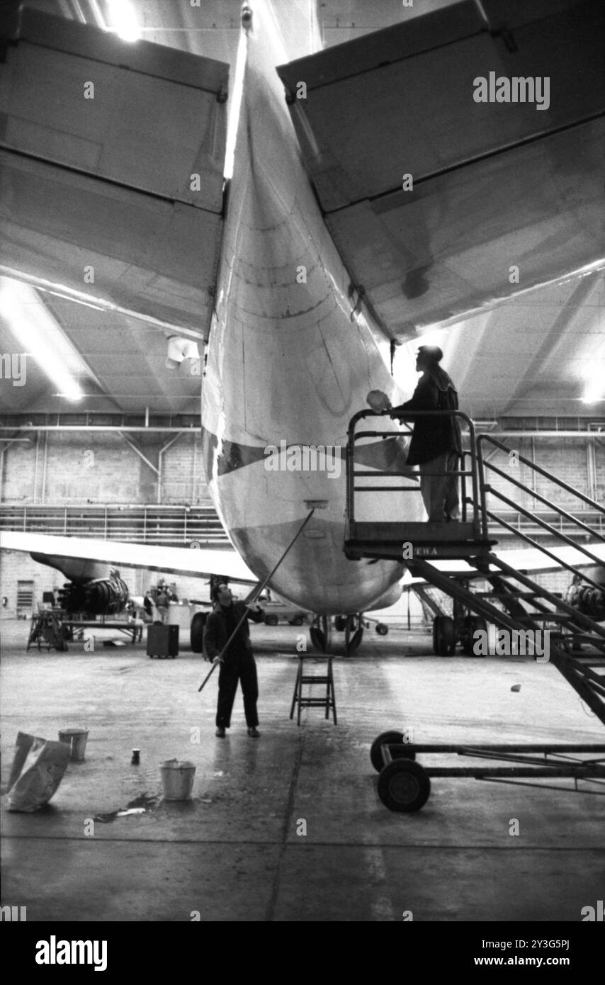 Ein Arbeiter arbeitet am 28. April 1959 in einem Flugzeug der Trans World Airlines Boeing 707 am Flughafen Idlewild. Stockfoto