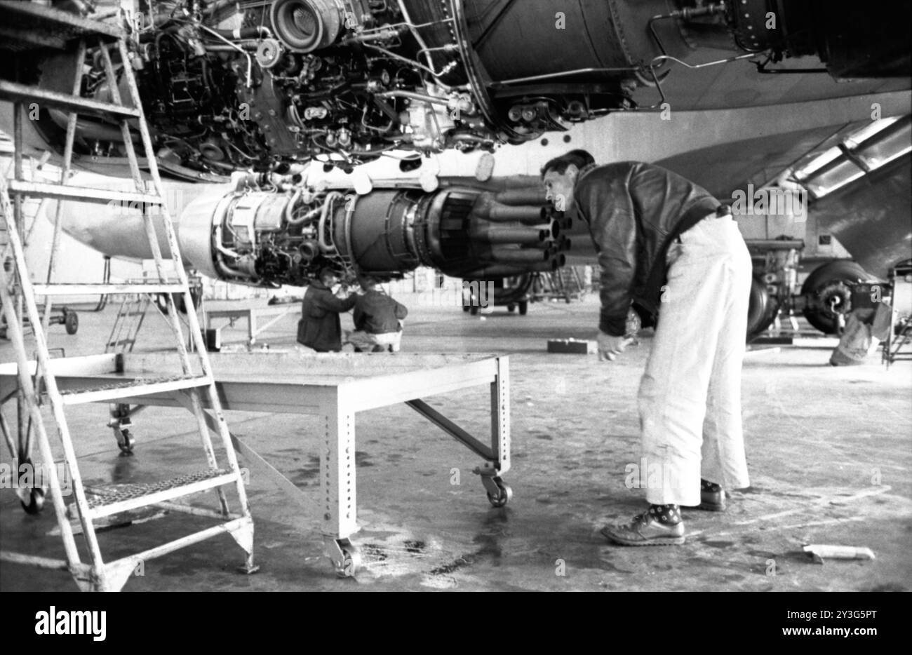 Ein Arbeiter arbeitet am 28. April 1959 in einem Flugzeug der Trans World Airlines Boeing 707 am Flughafen Idlewild. Stockfoto