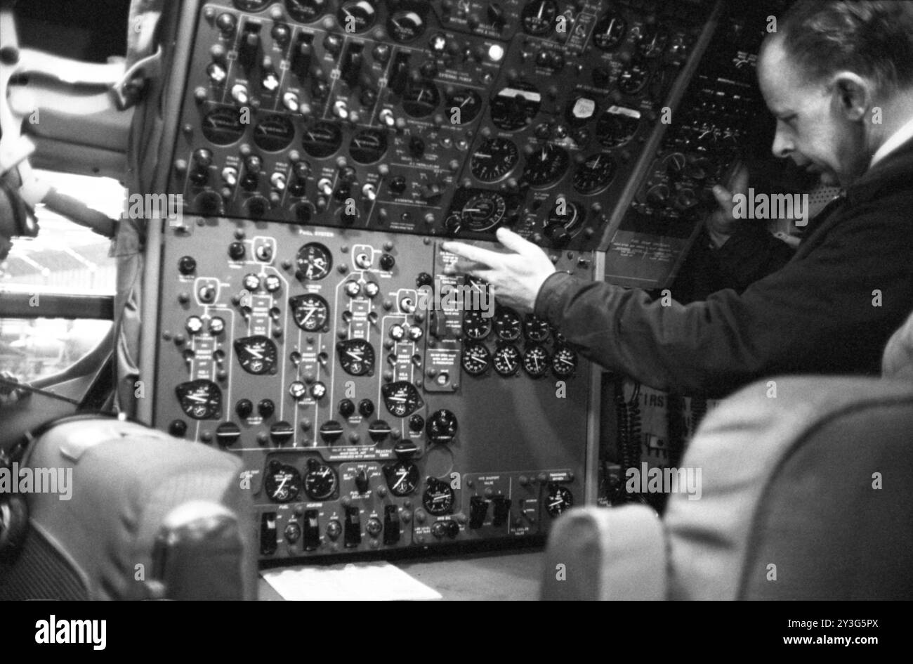 Ein Arbeiter arbeitet am 28. April 1959 in einem Flugzeug der Trans World Airlines Boeing 707 am Flughafen Idlewild. Stockfoto