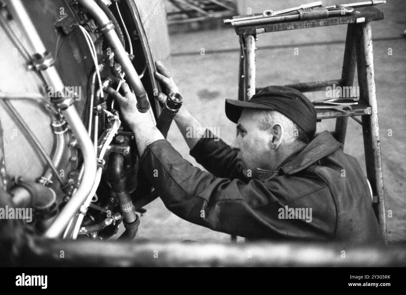 Ein Arbeiter arbeitet am 28. April 1959 in einem Flugzeug der Trans World Airlines Boeing 707 am Flughafen Idlewild. Stockfoto