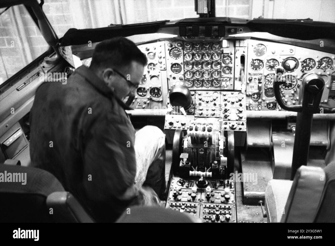 Ein Arbeiter überprüft das Cockpit und kontrolliert einen Trans World Airlines Boeing 707-Jet am Flughafen Idlewild am 28. April 1959. Stockfoto