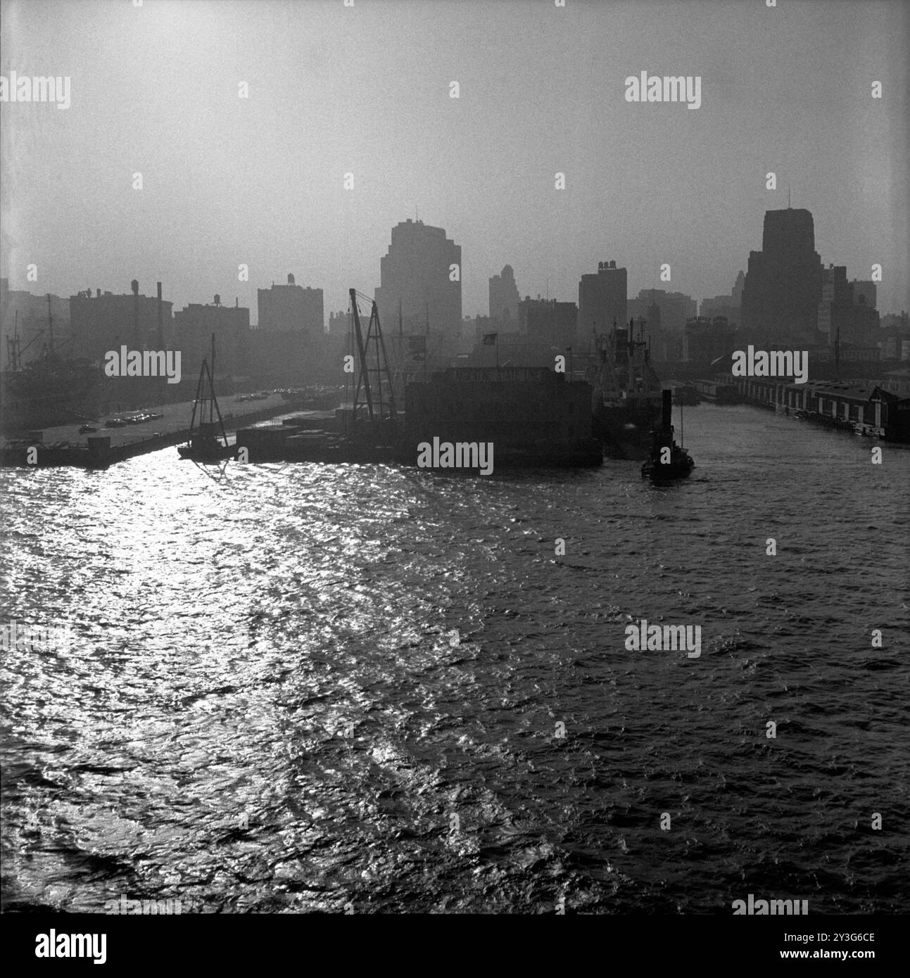 Schiffe werden im New York City Port C 1960 be- und entladen. Stockfoto
