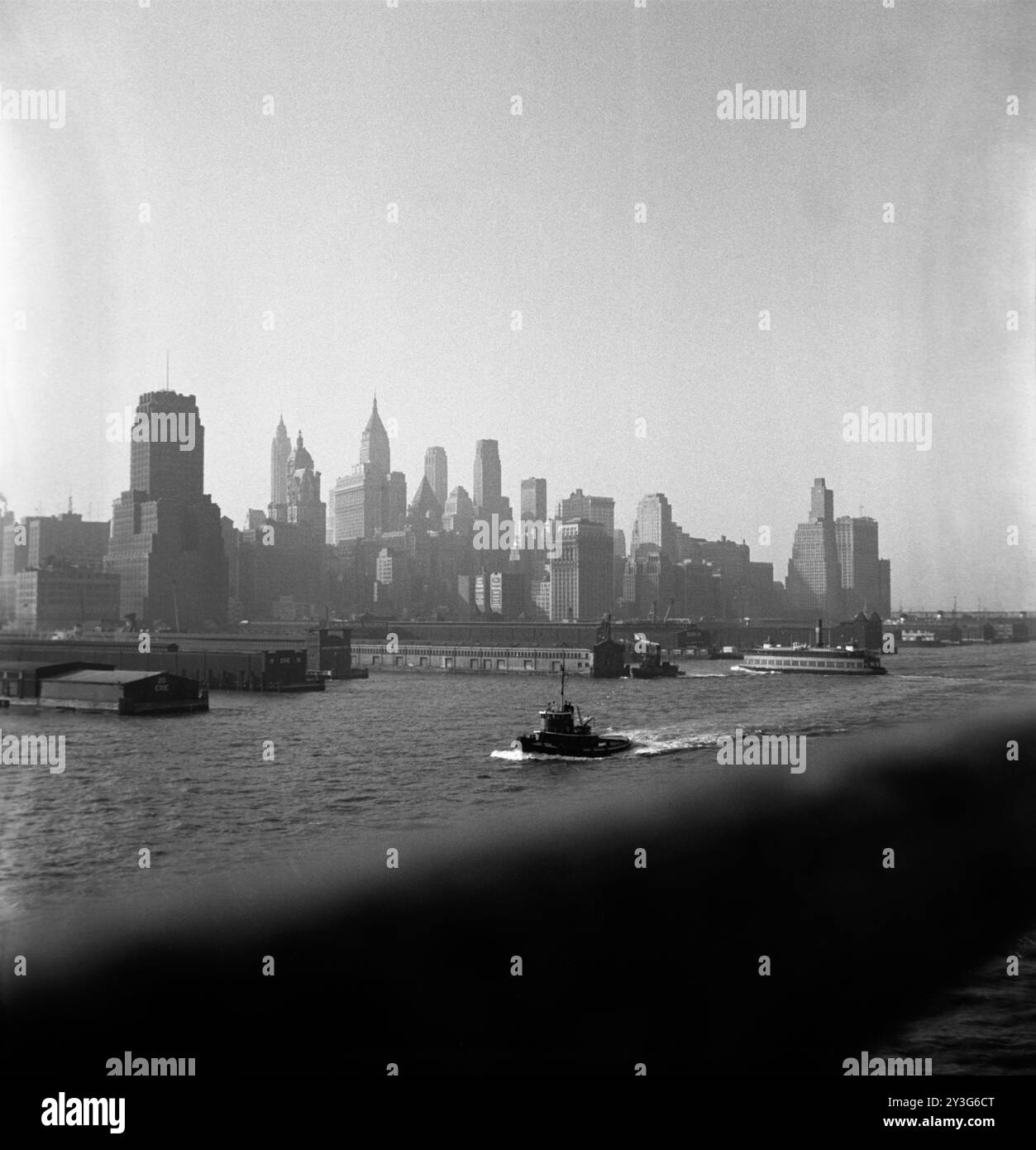 Die Skyline von New York City wurde von einem Schiff C 1960 übernommen. Stockfoto