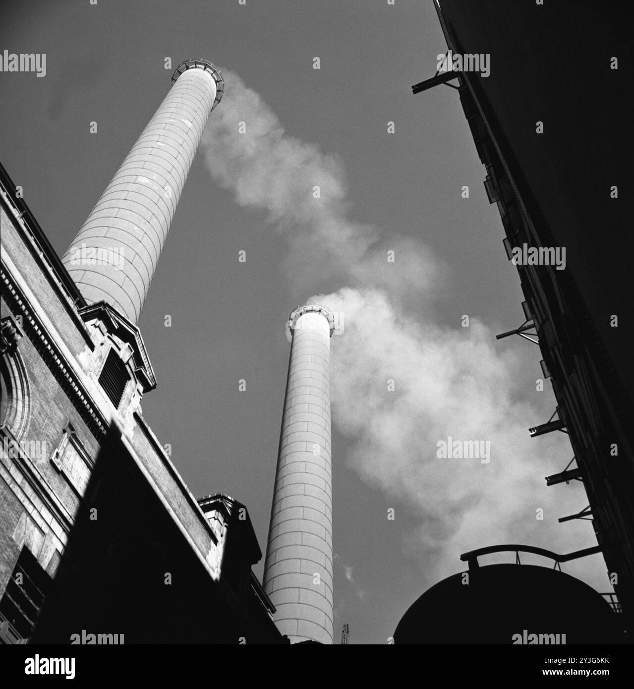 New York City industrielle Schornsteine C. 1960. Stockfoto