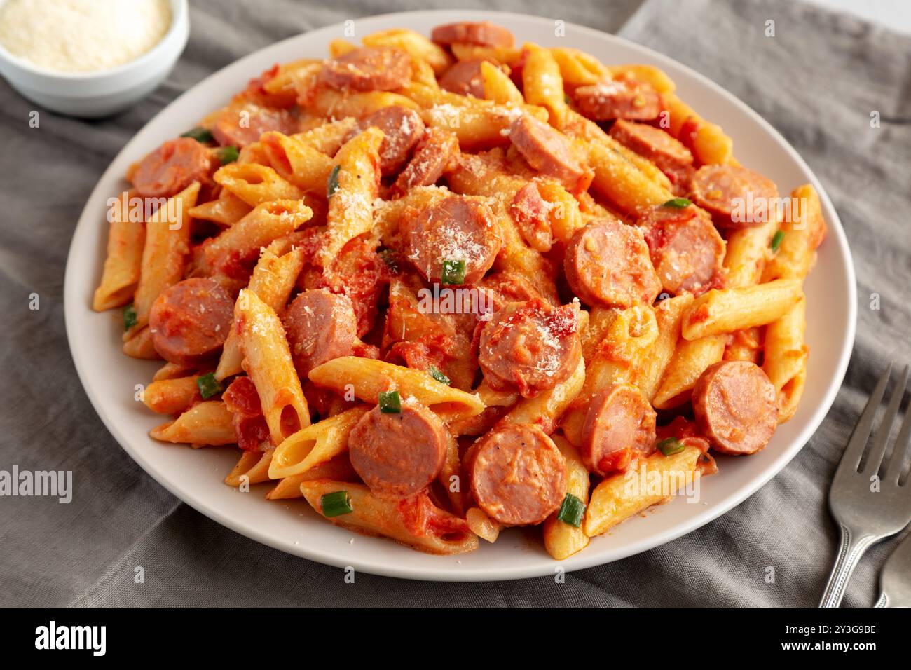 Hausgemachte One-Pot Hot Dog Pasta auf einem Teller, Seitenansicht. Stockfoto