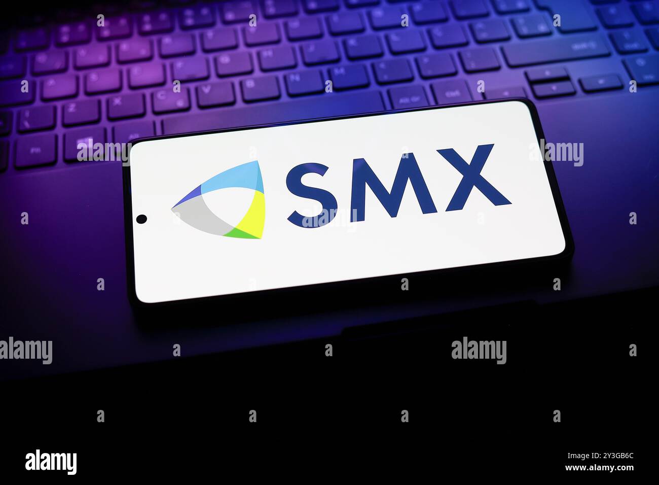 In dieser Abbildung wird das SMX (Security Matters) Public Limited Company Logo auf einem Smartphone-Bildschirm angezeigt. Stockfoto