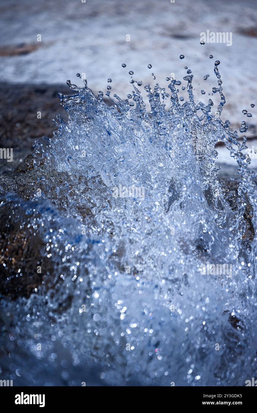 Wasser, das in Bewegung am Bassi Creek im El Dorado County Kalifornien gefroren wurde Stockfoto