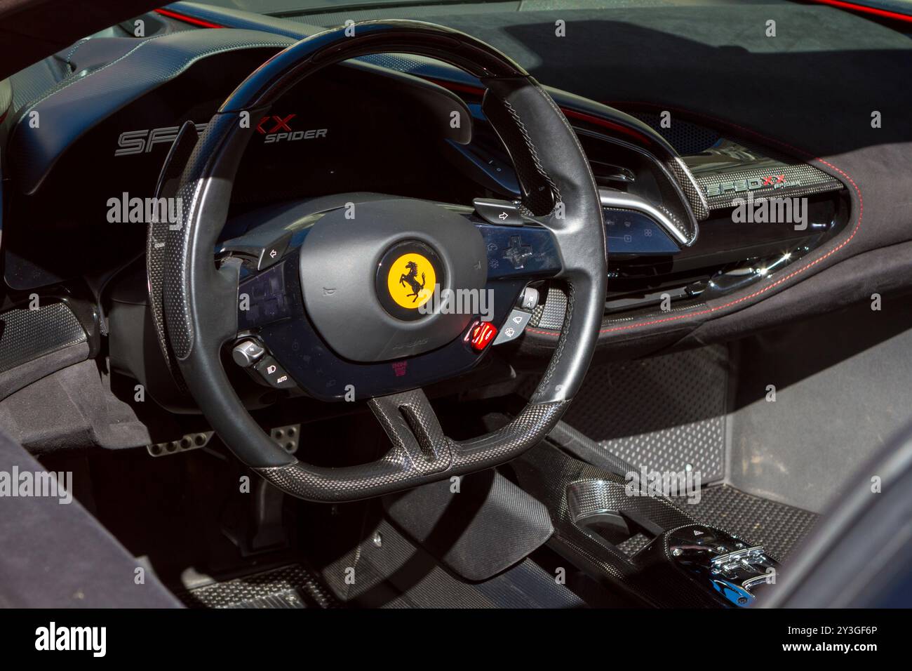 Turin, Italien. September 2024. Innenausstattung des Ferrari SF90 XX Spider auf der Turin Car Show 2024 Credit: Marco Destefanis/Alamy Live News Stockfoto