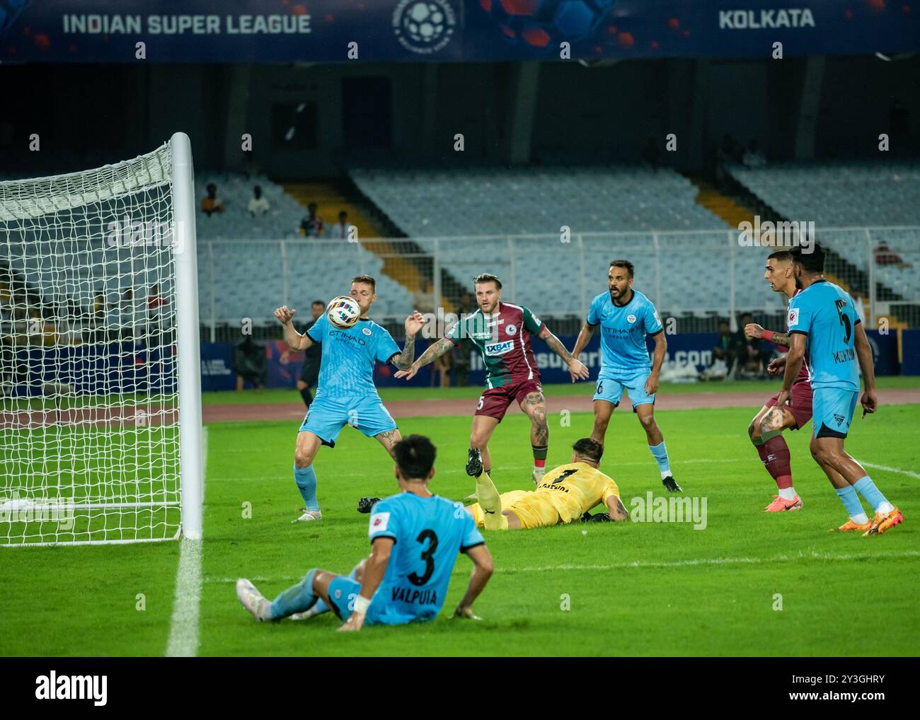 Kalkutta, Indien. September 2024. Mohun Bagan Super Giant und Mumbai City FC starten ihre Indian Super League-Kampagne mit 2-2 Unentschieden im ersten Spiel der ISL Saison 11 (2024:25) im Salt Lake Stadion (Vivekananda Yuva Bharati Krirangan). (Foto von Amlan Biswas/Pacific Press) Credit: Pacific Press Media Production Corp./Alamy Live News Stockfoto