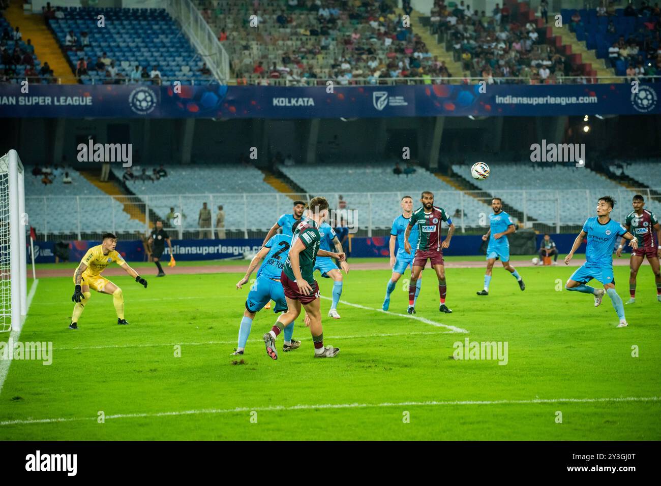 Kalkutta, Indien. September 2024. Mohun Bagan Super Giant und Mumbai City FC starten ihre Indian Super League-Kampagne mit 2-2 Unentschieden im ersten Spiel der ISL Saison 11 (2024:25) im Salt Lake Stadion (Vivekananda Yuva Bharati Krirangan). (Foto von Amlan Biswas/Pacific Press) Credit: Pacific Press Media Production Corp./Alamy Live News Stockfoto