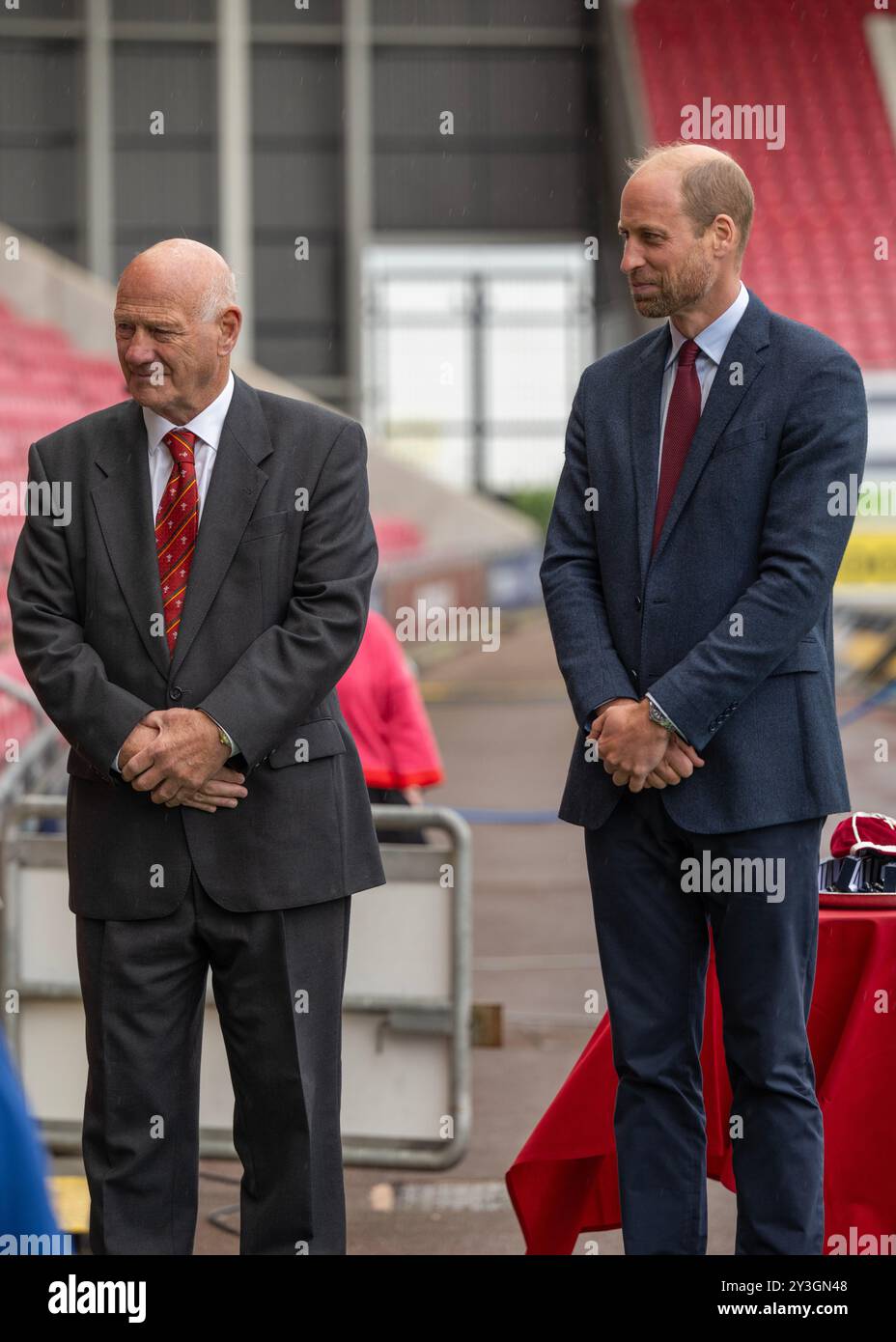 Llanelli, Wales Vereinigtes Königreich 10. September 2024 HRH der Prince of Wales besucht Parc y Scarlets, Heimstadion der Scarlets Rugby Union-Mannschaft bei einem Besuch in Llanelli, Wales Stockfoto