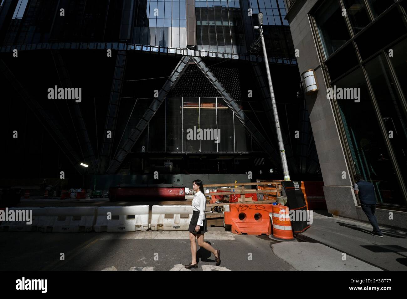 USA. September 2024. Eine Frau läuft an der Baustelle für die neue JPMorgan Chase & Co. Vorbei. Park Avenue Firmengebäude, New York, NY, 13. September 2024. JPMorgan und die Bank of America kündigten an, dass sie die Stunden für Junior-Banker auf 80 Stunden pro Woche begrenzen würden, nachdem eine Untersuchung des Wall Street Journal über die "gefährliche Kultur der Überarbeit" an der Wall Street berichtete. (Foto: Anthony Behar/SIPA USA) Credit: SIPA USA/Alamy Live News Stockfoto