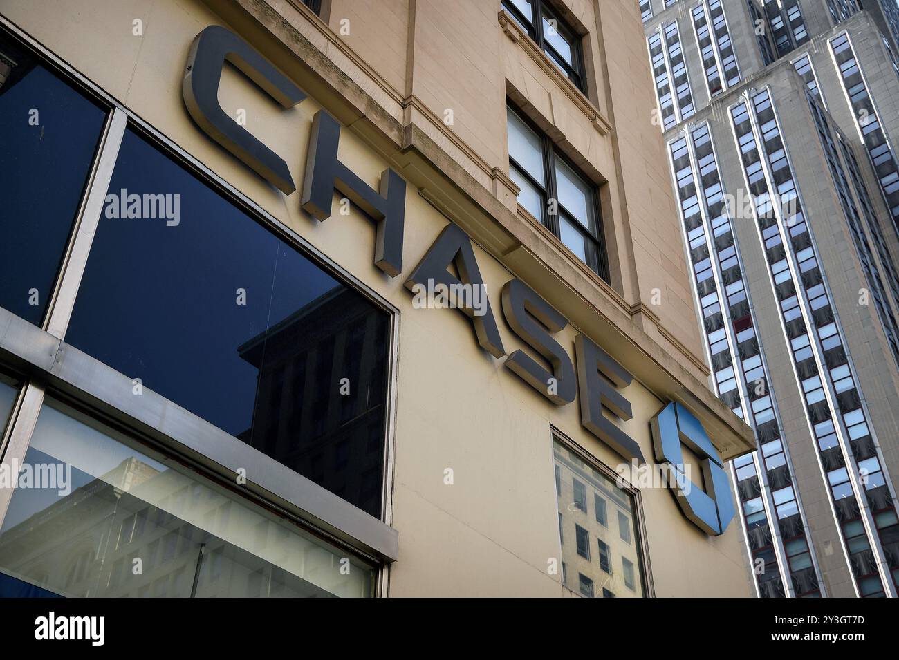 USA. September 2024. Außenansicht einer Chase-Bankfiliale an der Fifth Ave., New York, NY, 13. September 2024. JPMorgan und die Bank of America kündigten an, dass sie die Stunden für Junior-Banker auf 80 Stunden pro Woche begrenzen würden, nachdem eine Untersuchung des Wall Street Journal über die "gefährliche Kultur der Überarbeit" an der Wall Street berichtete. (Foto: Anthony Behar/SIPA USA) Credit: SIPA USA/Alamy Live News Stockfoto