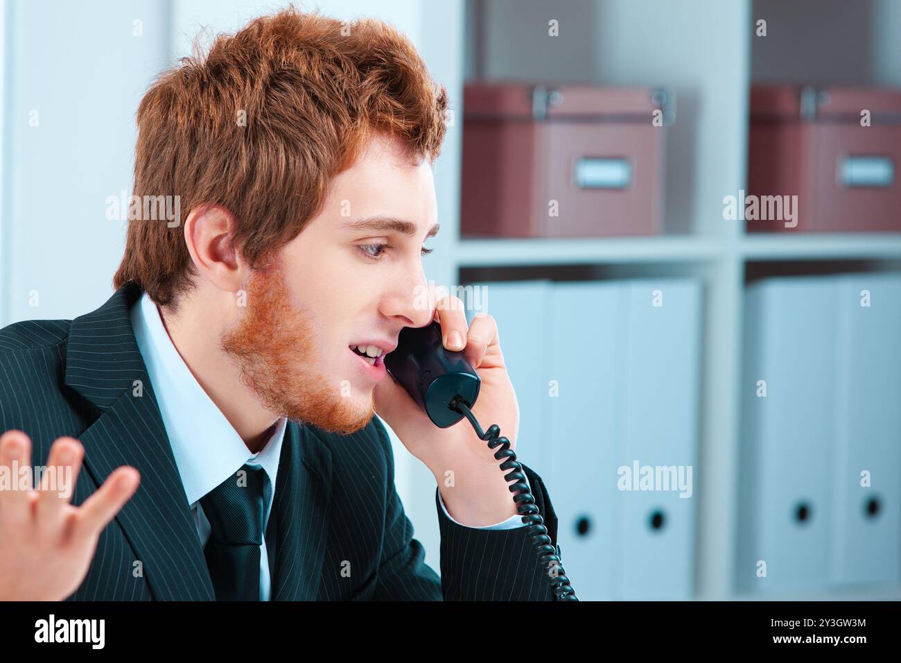 Geschäftsmann am Telefon, der Einschränkungen einräumt und sich weigert, die Wahrheit zu ändern, um einen Kunden zu trösten, verkörpert professionelle Integrität Stockfoto