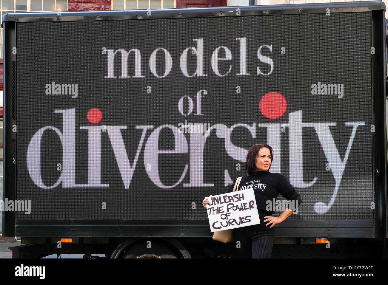 London, UK, 13. September 2024. Models of Diversity (MOD) zeigen eine mobile Werbetafelkampagne vor dem Veranstaltungsort 180 The Strand der London Fashion Week, in der verschiedene Modelle die veraltete Falschdarstellung von Plus-Größe in Frage stellen und die mangelnde Einbeziehung in die Mode-, Beauty- und Medienbranche hervorheben. Quelle: Eleventh Photography/Alamy Live News Stockfoto